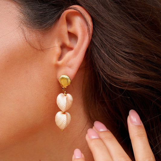 B.O atypiques composées de coquillages naturels et teintés - créoles : 1,9 x 3,5 cm / B.O à puce : 1,9 x 5,3 cm.La taille des boucles d'oreilles peut varier.