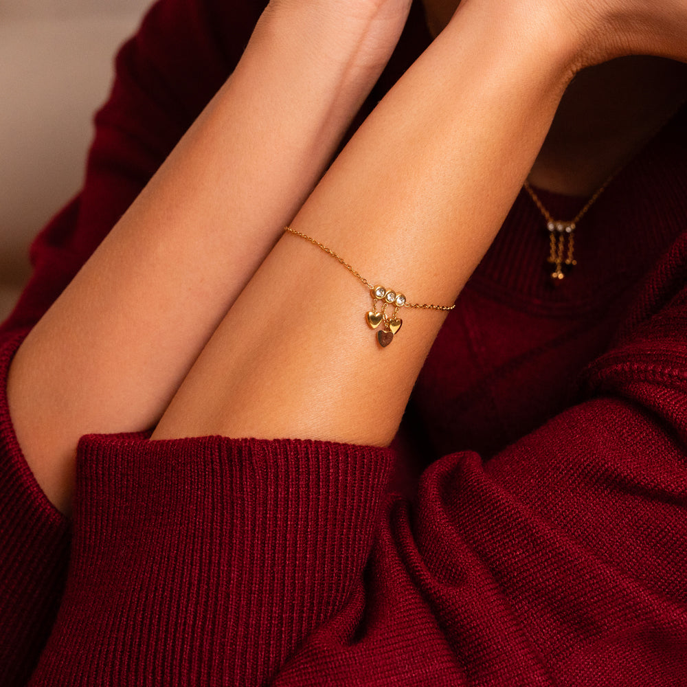 Bracelet avec chaînes, cœurs et strass