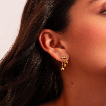 Boucles d'oreilles avec chaînes, rondes et strass 1 x 2,1 cm.