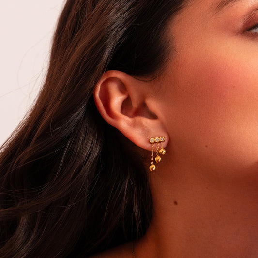 Boucles d'oreilles avec chaînes, rondes et strass 1 x 2,1 cm.