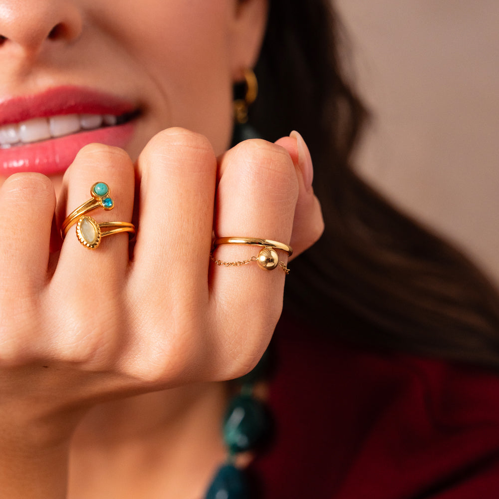 Bague fine avec chaîne et boule