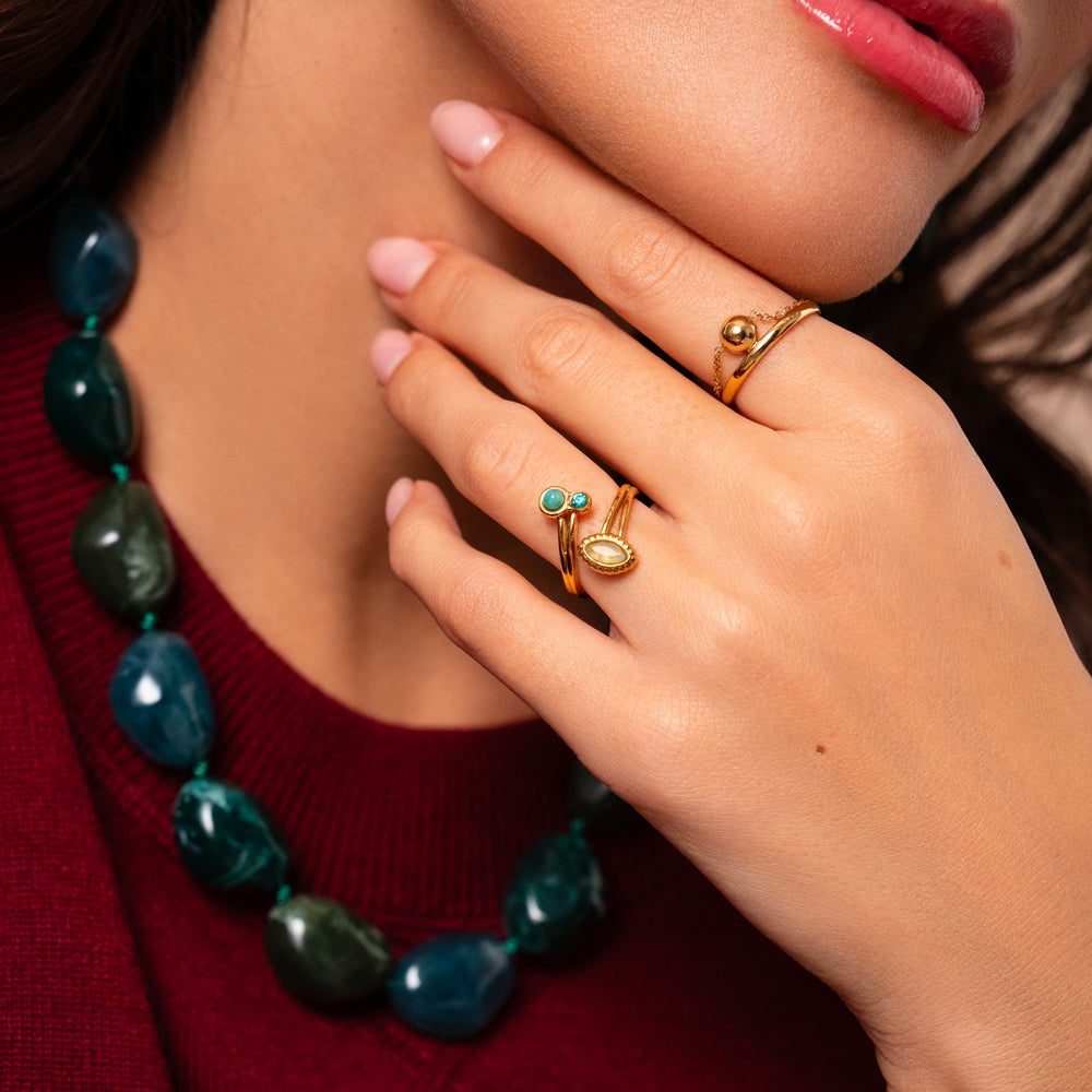Bague fine avec chaîne et boule
