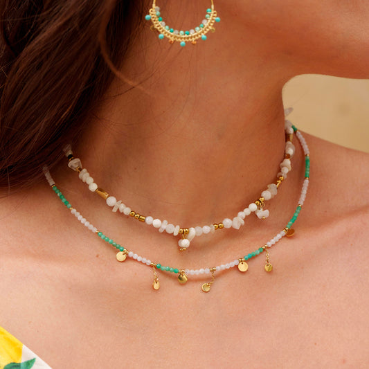 Collier avec chaînes, pampilles rondes lisses, perles dorées et pierre naturelle (39+7CM)