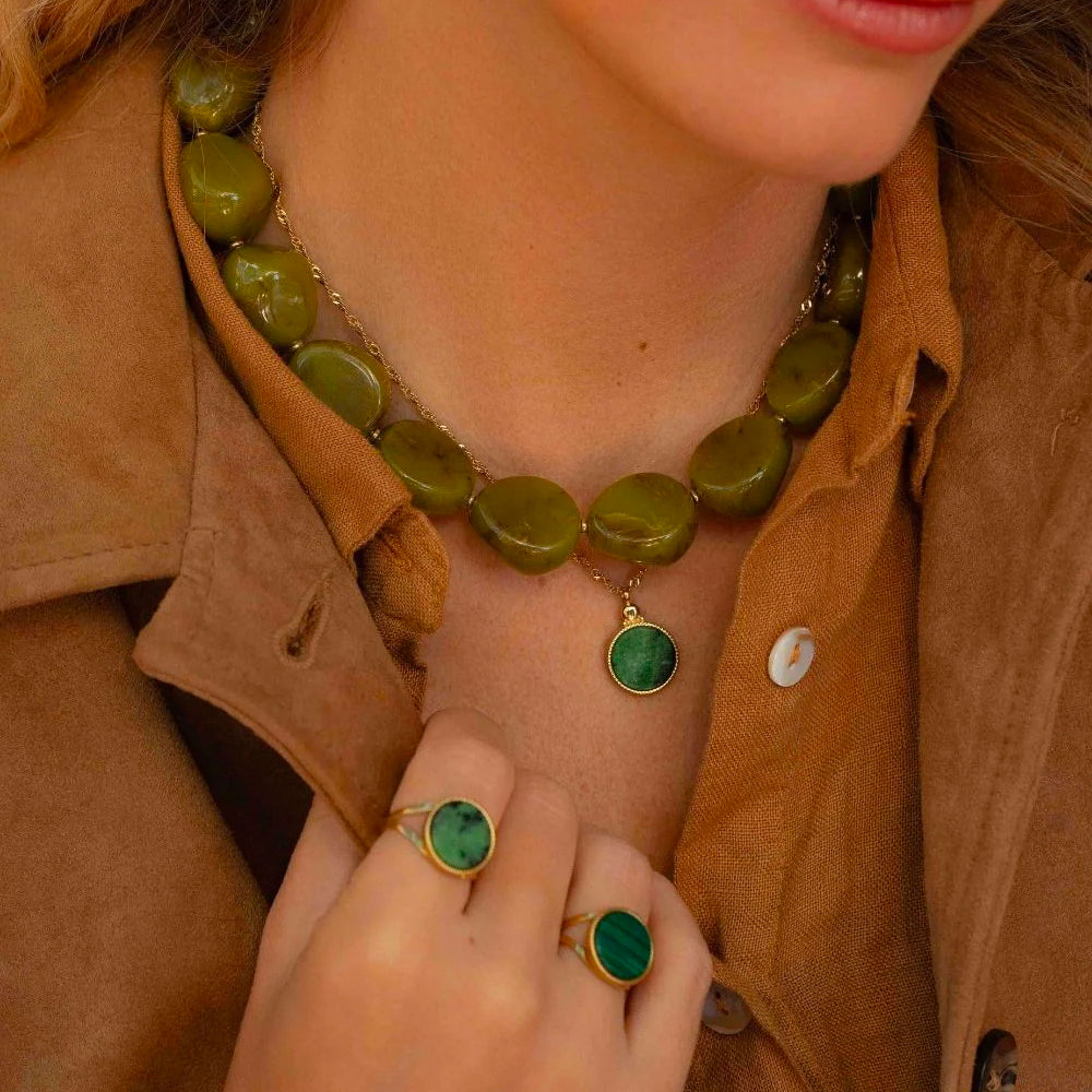 Collier avec pendentif rond serti d'une pierre naturelle (40.5+5CM)