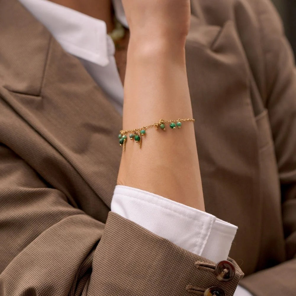 Bracelet avec pastilles, chaînes, pâtes de verre et pierre naturelle