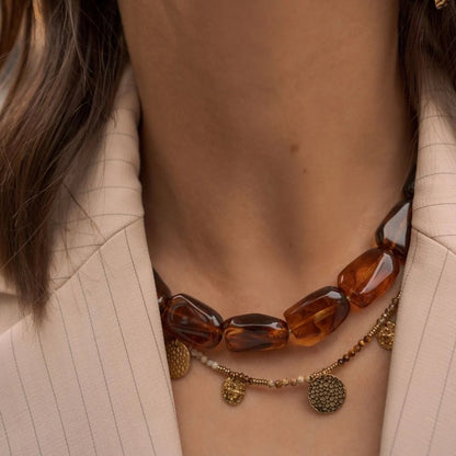 Collier avec pierre naturelle, pâtes de verre et pastilles martelées (39+5CM)