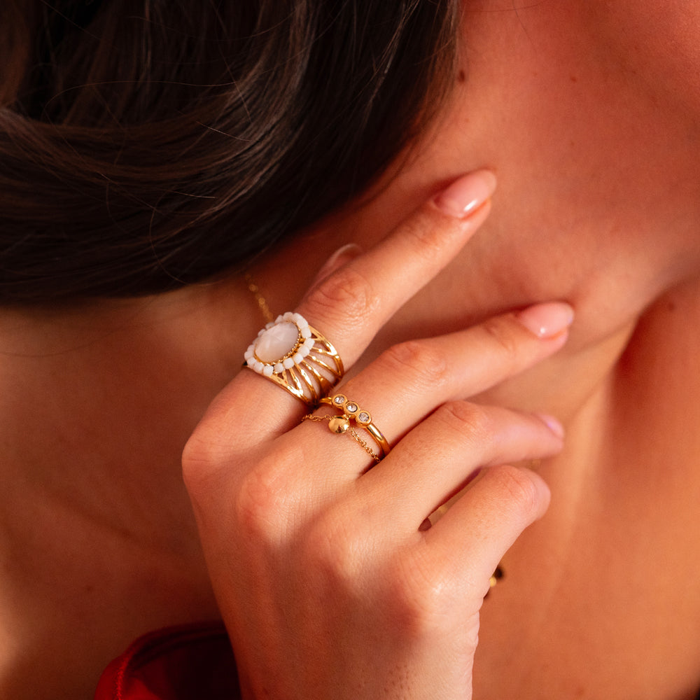 Bague ajourée avec des perles en pierre naturelle - Agate blanche