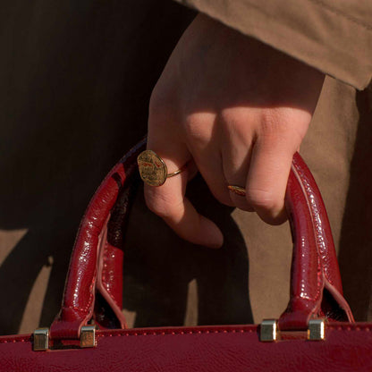Bague avec pièce martelée et reliefée