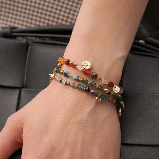 Bracelet avec pierre naturelle, perles émaillées, pastilles martelées, fleur et zirconium
