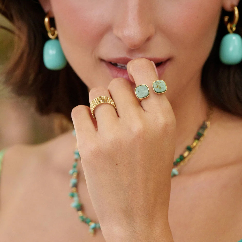 Bague avec effet griffé, deux perles en pierre naturelle carrée - Turquoise africaine