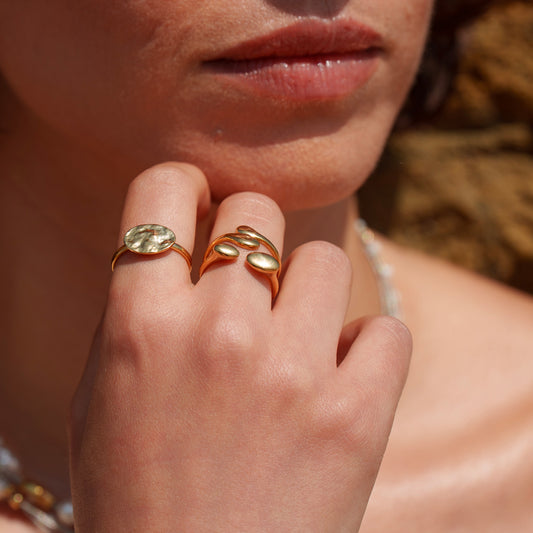 Bague avec pièce ovale martelée