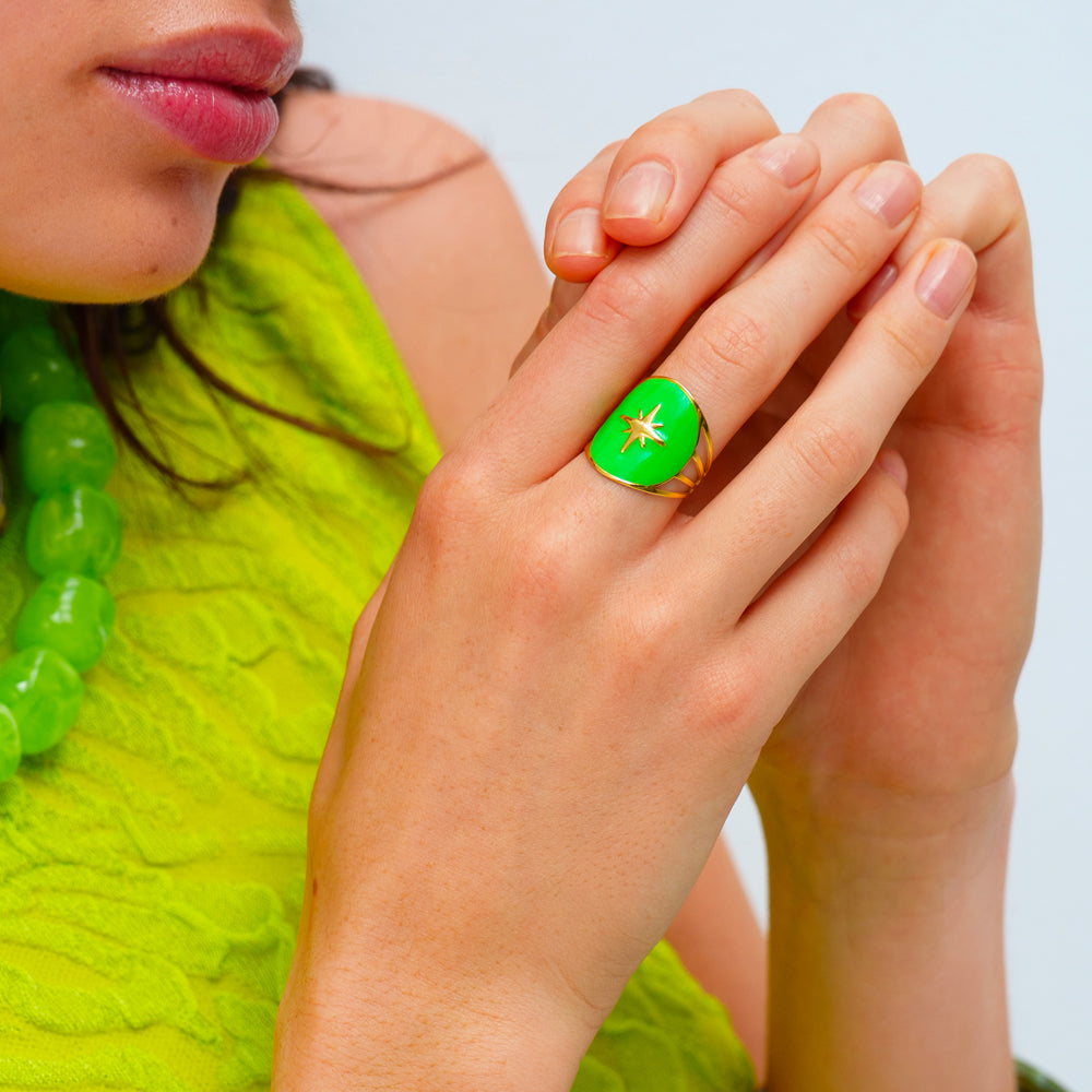 Bague avec pièce ronde émaillée, étoile gravée - Vert