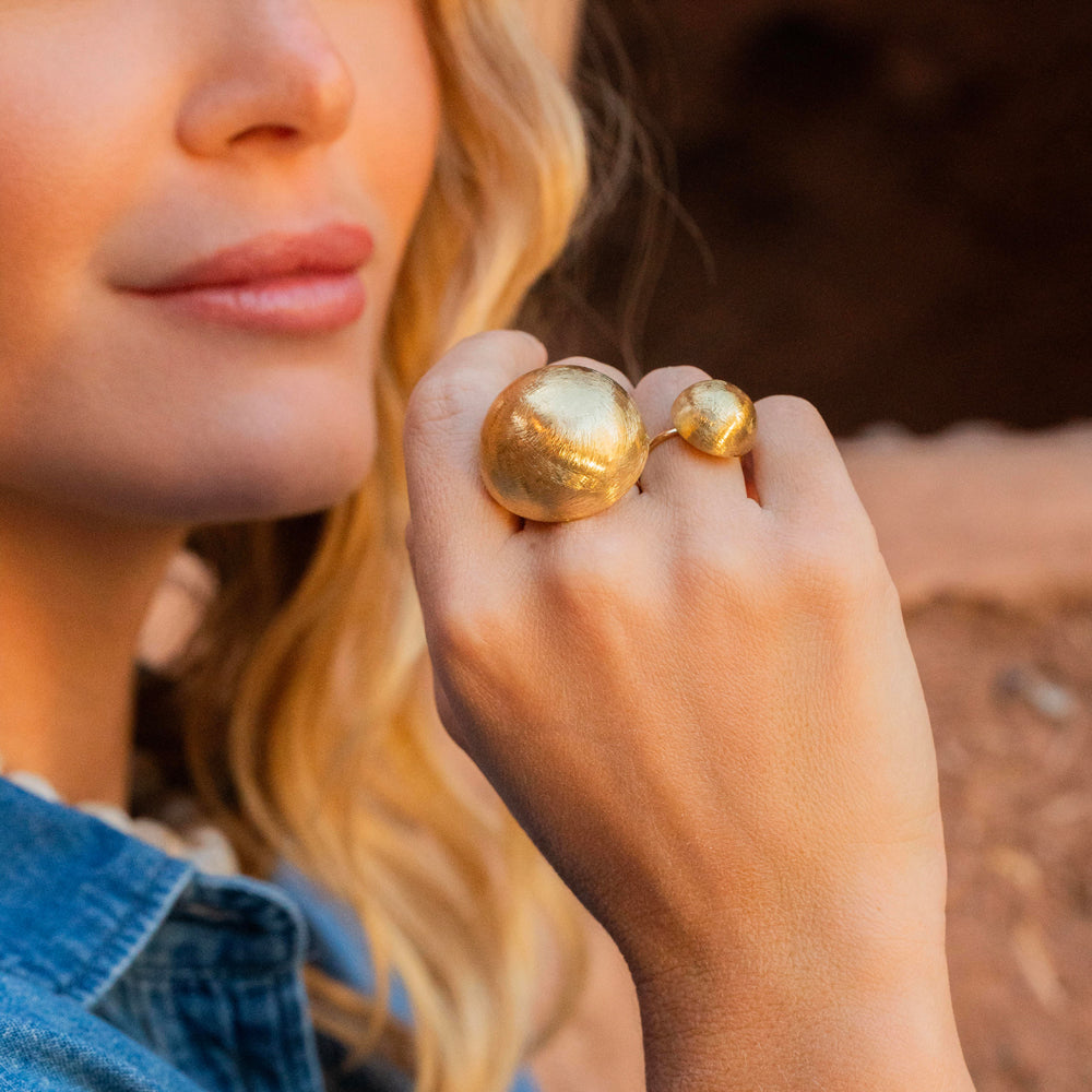 Bague avec grosse demi-boule effet brossé