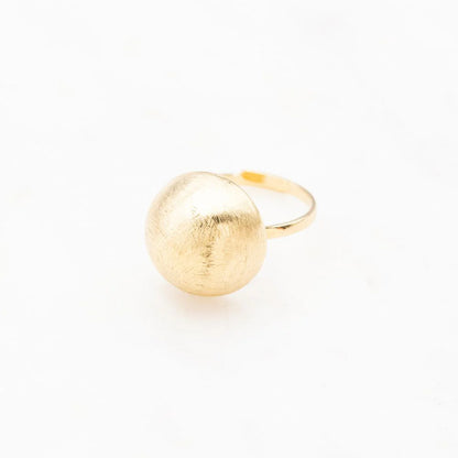 Bague avec petite demi-boule effet brossé