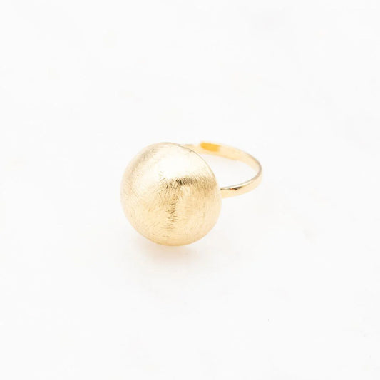 Bague avec petite demi-boule effet brossé