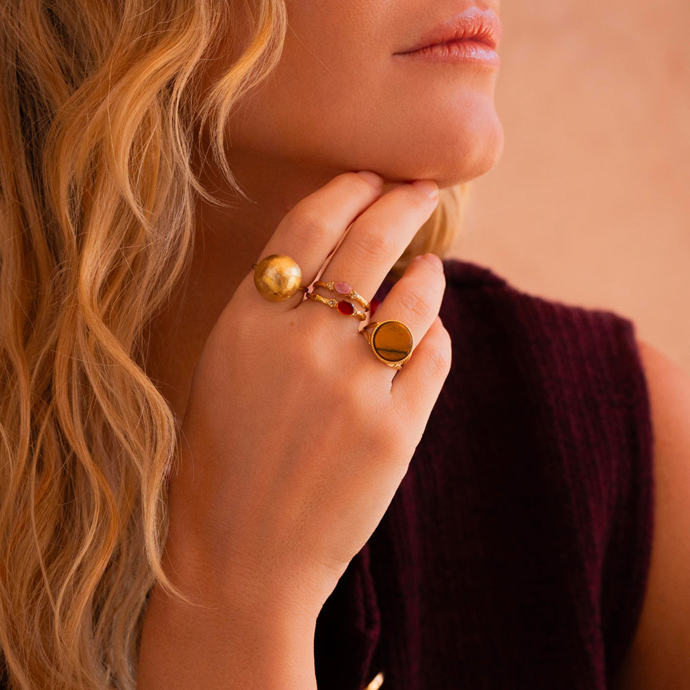 Bague avec petite demi-boule effet brossé