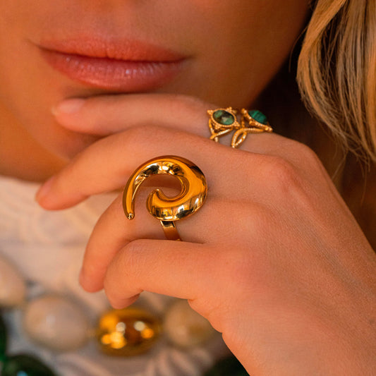 Bague avec pièce forme spirale, effet lisse