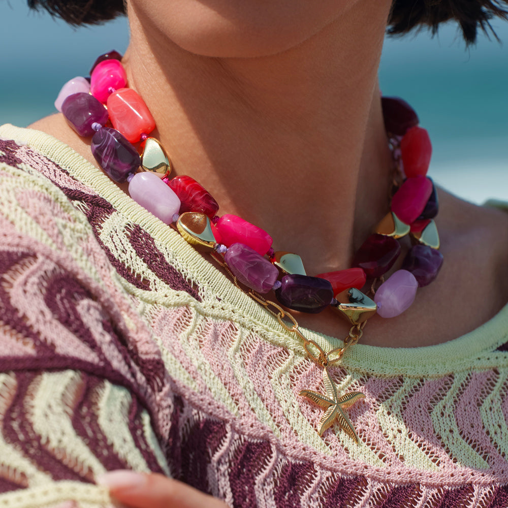 Collier avec perles métallique et en résine colorée