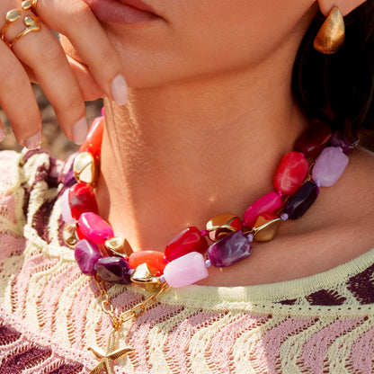Collier avec perles métallique et en résine colorée