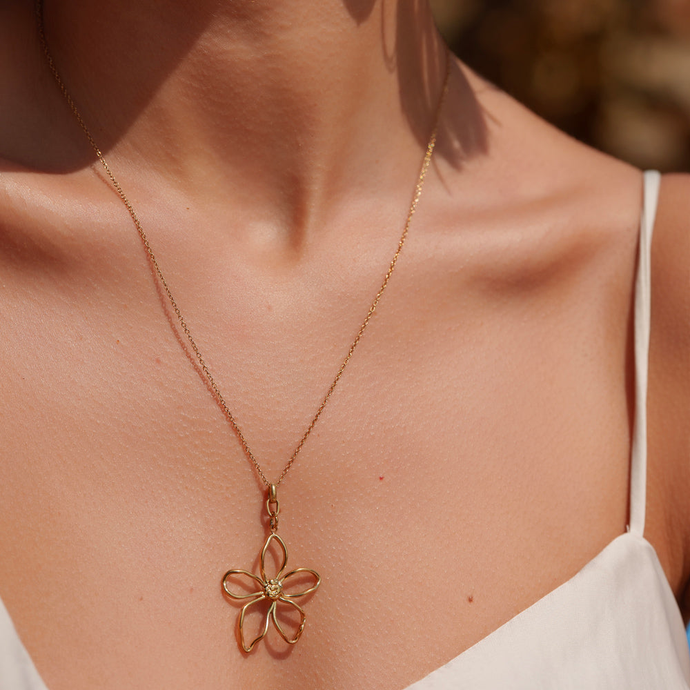 Collier avec fleur ajourée