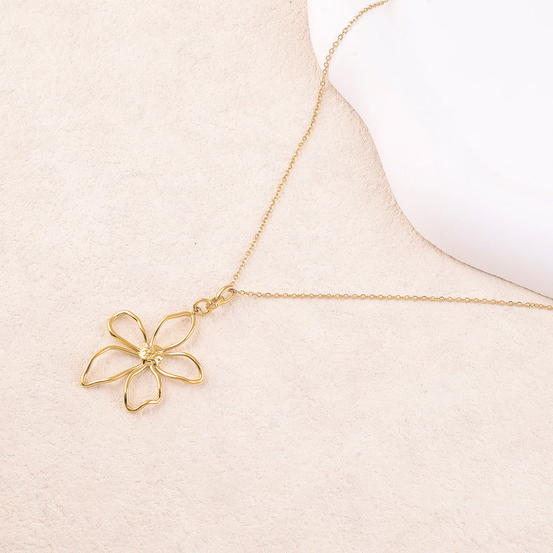 Collier avec fleur ajourée