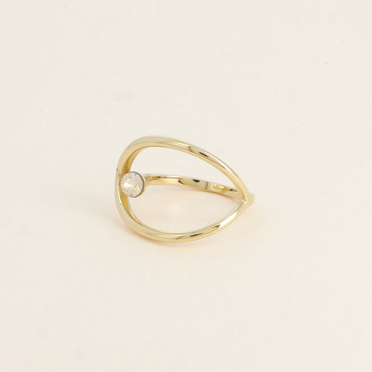 Bague forme ajourée ornée de cristal de Swarovski® - Hauteur de la bague: 20 mm - Epaisseur de l'anneau : 1,5 mm - Dimensions du cristal : 5x5 mm - Golden shadow