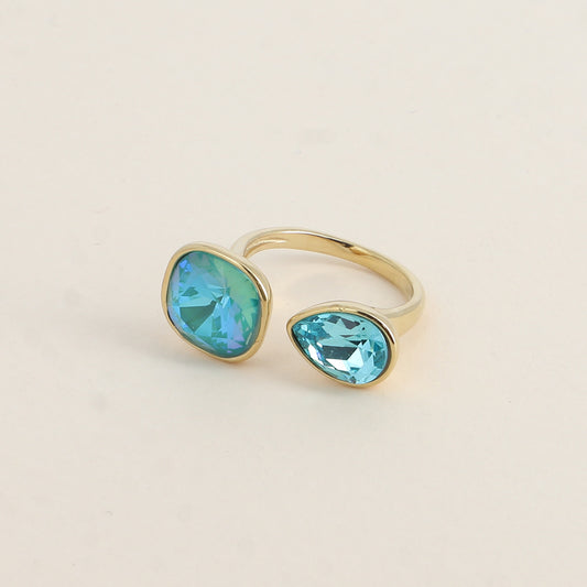 Bague ouverte - Ornée de cristaux de Swarovski® : 10mm été en forme de goutte - Hauteur de la bague: 2 mm - Dimensions des pierres carrée et goutte : 10x10 mm / 7x10 mm - Laguna delite
