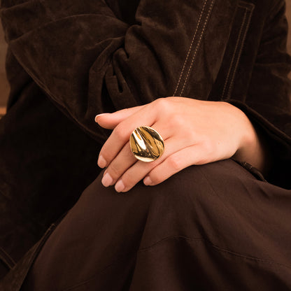 Bague avec pièce géometrique ondulée