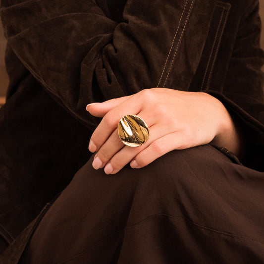 Bague avec pièce géometrique ondulée