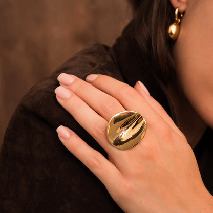 Bague avec pièce géometrique ondulée