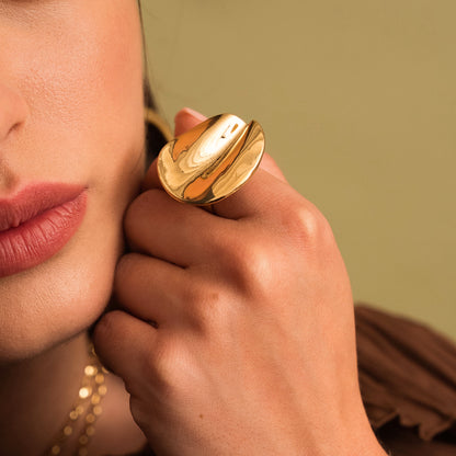 Bague avec pièce géometrique ondulée