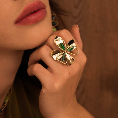 Bague avec pièce forme fleur sertie de perles en pâtes de verre - Vert