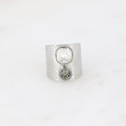 Bague large rhodium anneau solairement strié - Ornée de 2 cristaux de Swarovski® - Hauteur de la bague: 20mm - Dimensions des cristaux : 8x8 mm et 6x6 mm - Crystal