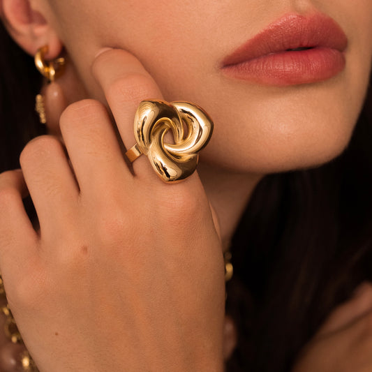 Bague avec pièce graphique ajourée lisse et effet miroir