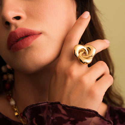 Bague avec pièce graphique ajourée lisse et effet miroir