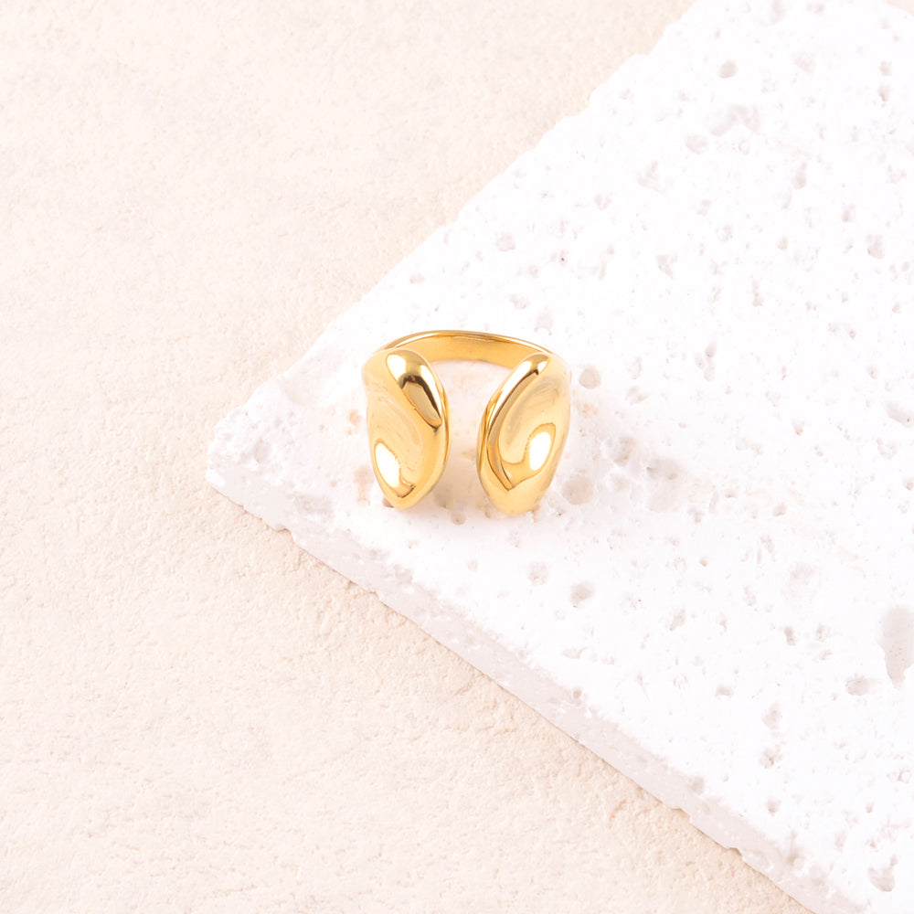 Bague avec pièce géométrique lisse et effet miroir