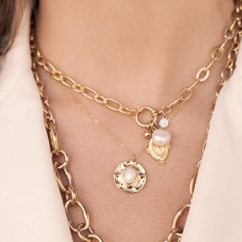 Collier en maille avec pendant au motif étoile gravée et perle d'eau douce 39 cm