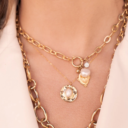 Collier en maille avec pendant au motif étoile gravée et perle d'eau douce 39 cm
