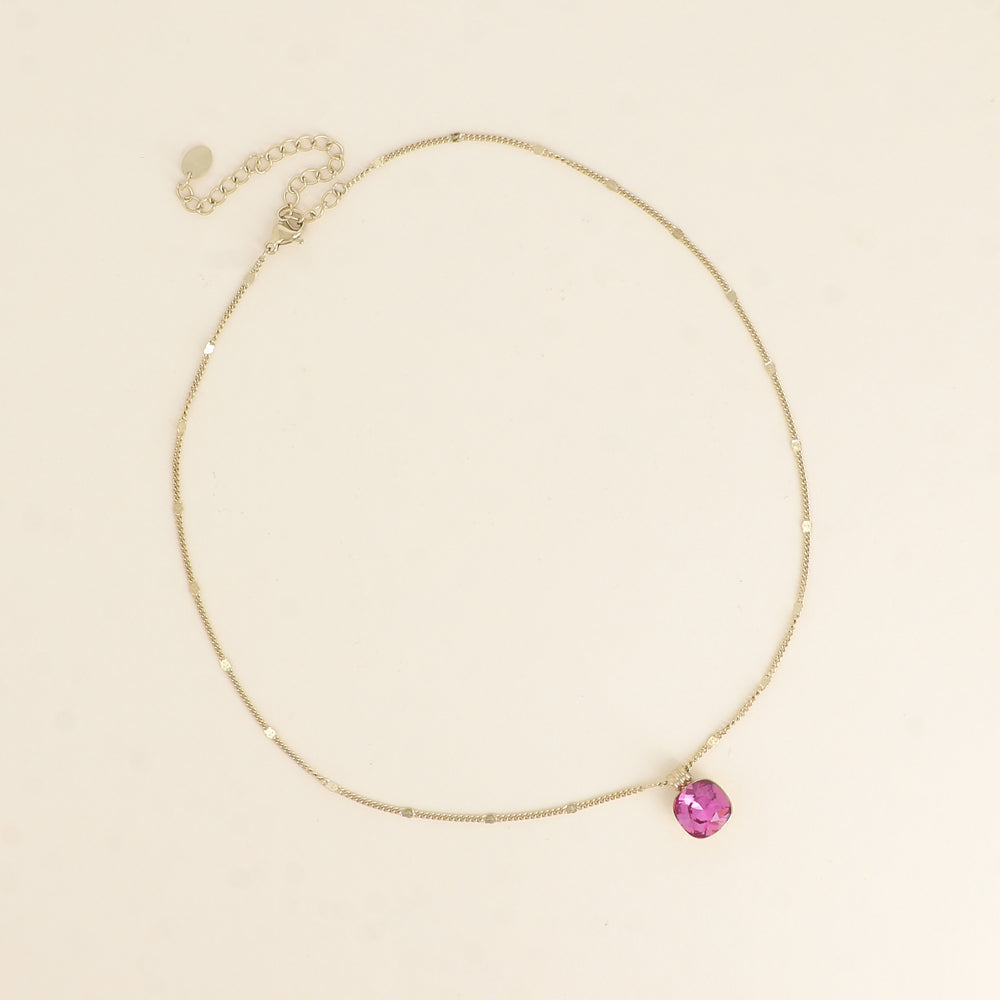 Collier orné de cristaux de Swarovski®. - Longueur de chaîne : 38+7 cm - Dimensions du cristal : 10 x 10 mm - Dark rose