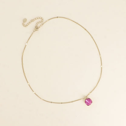 Collier orné de cristaux de Swarovski®. - Longueur de chaîne : 38+7 cm - Dimensions du cristal : 10 x 10 mm - Dark rose