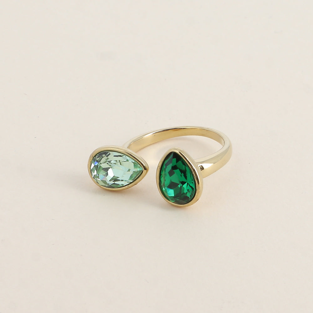 Bague ouverte - Ornée de cristaux de Swarovski® en forme de gouttes - Hauteur de la bague: 2 mm - Dimensions des pierres: 7x10 mm - Chrysolite