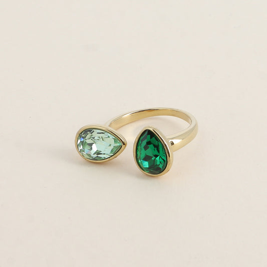 Bague ouverte - Ornée de cristaux de Swarovski® en forme de gouttes - Hauteur de la bague: 2 mm - Dimensions des pierres: 7x10 mm - Chrysolite