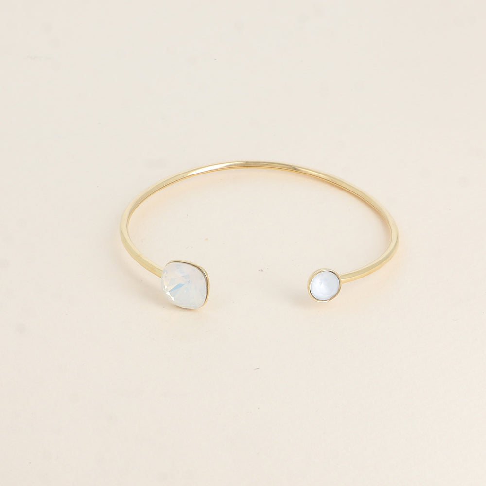 Jonc orné de cristaux de Swarovski® 10 mm et SS29 - Hauteur du jonc: 11 mm - Dimension du cristal 1: 10x10 mm - Diamètre du cristal 2: 7 mm - White opal and powder blue