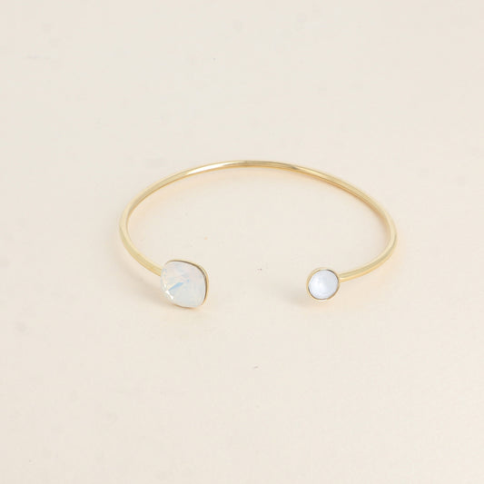 Jonc orné de cristaux de Swarovski® 10 mm et SS29 - Hauteur du jonc: 11 mm - Dimension du cristal 1: 10x10 mm - Diamètre du cristal 2: 7 mm - White opal and powder blue