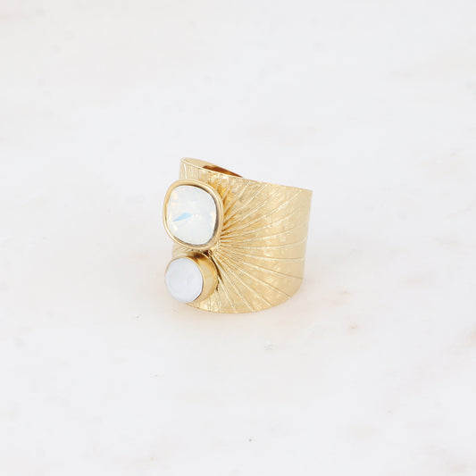 Bague large anneau solairement strié - Ornée de 2 cristaux de Swarovski® - Hauteur de la bague: 20mm - Dimensions des cristaux : 8x8 mm et 6x6 mm - White opal