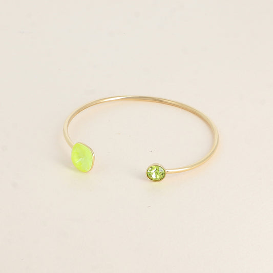 Jonc orné de cristaux de Swarovski® 10 mm et SS29 - Hauteur du jonc: 11 mm - Dimension du cristal 1: 10x10 mm - Diamètre du cristal 2: 7 mm - Electric yellow ignite and citrus green