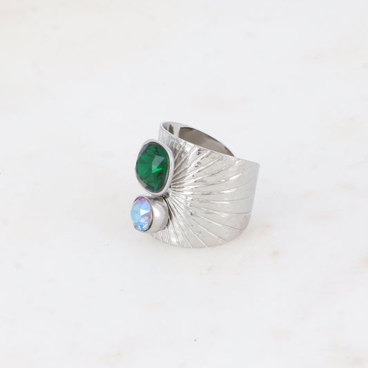 Bague large anneau solairement strié - Ornée de 2 cristaux de Swarovski® - Hauteur de la bague: 20mm - Dimensions des cristaux : 8x8 mm et 6x6 mm - Emerald