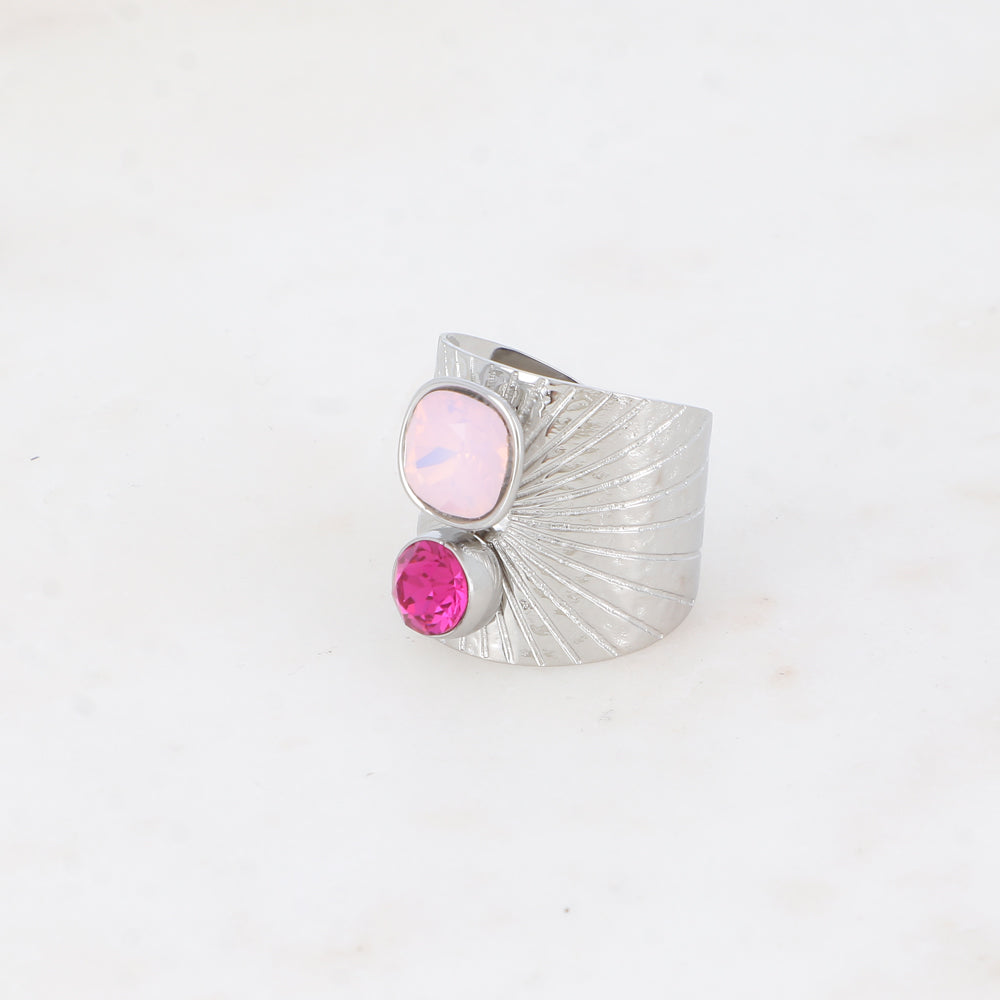 Bague large anneau solairement strié - Ornée de 2 cristaux de Swarovski® - Hauteur de la bague: 20mm - Dimensions des cristaux : 8x8 mm et 6x6 mm - Rose water opal