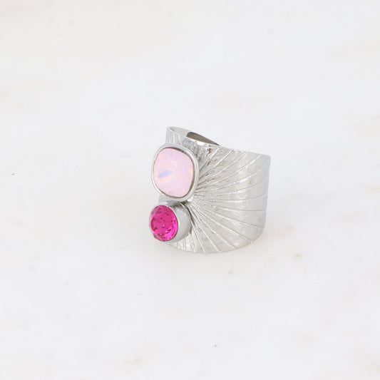 Bague large anneau solairement strié - Ornée de 2 cristaux de Swarovski® - Hauteur de la bague: 20mm - Dimensions des cristaux : 8x8 mm et 6x6 mm - Rose water opal
