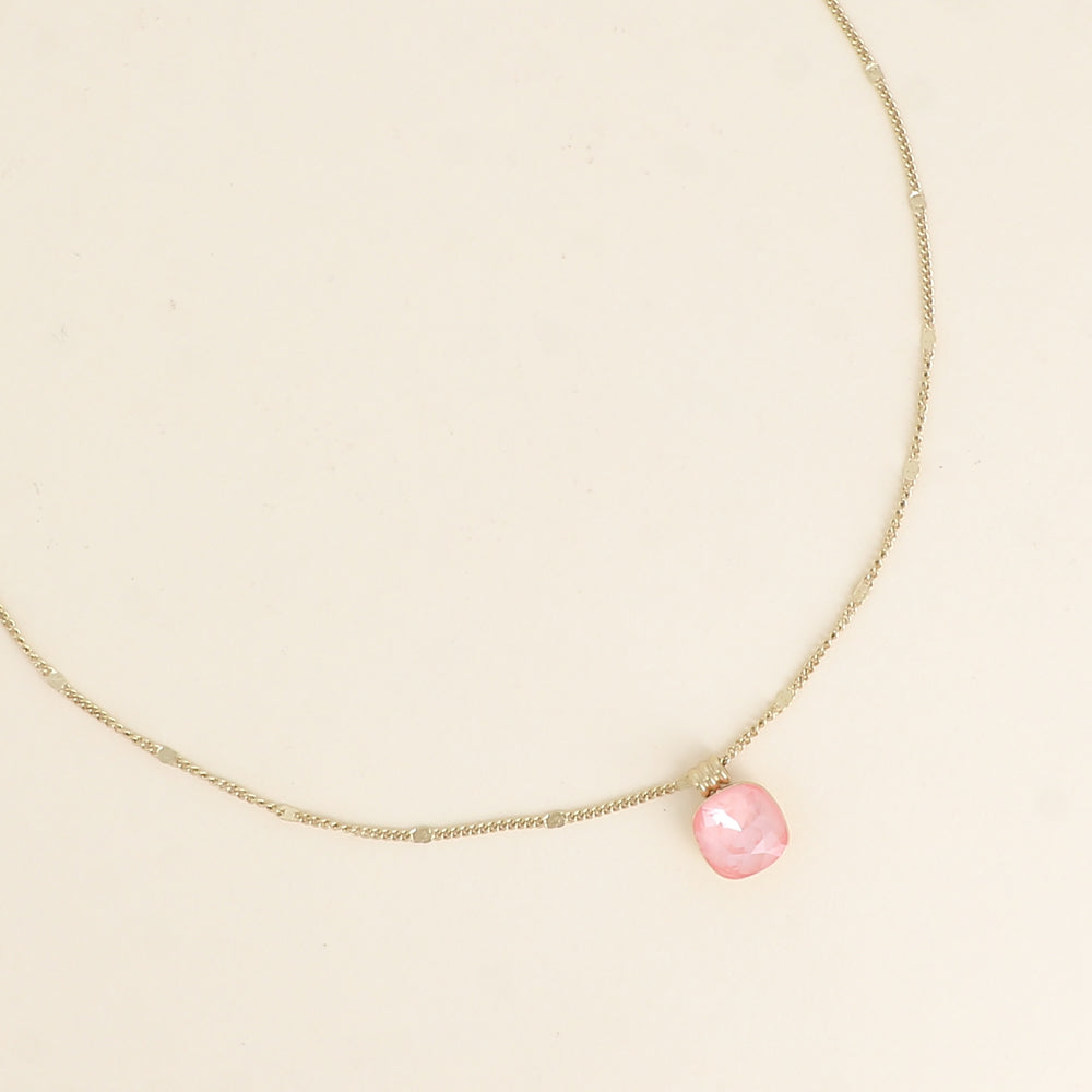 Collier orné de cristaux de Swarovski®. - Longueur de chaîne : 38+7 cm - Dimensions du cristal : 10 x 10 mm - Flamingo ignite